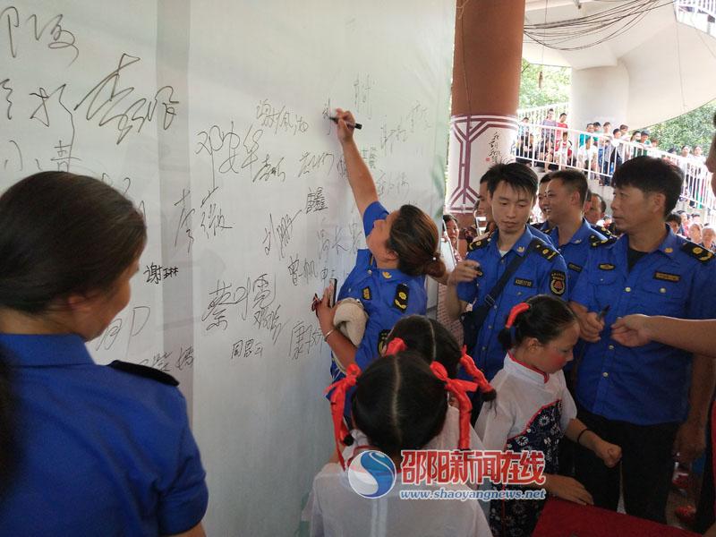 北塔区城市管理和综合执法局干部职工积极参加“文明与我同行”签名活动