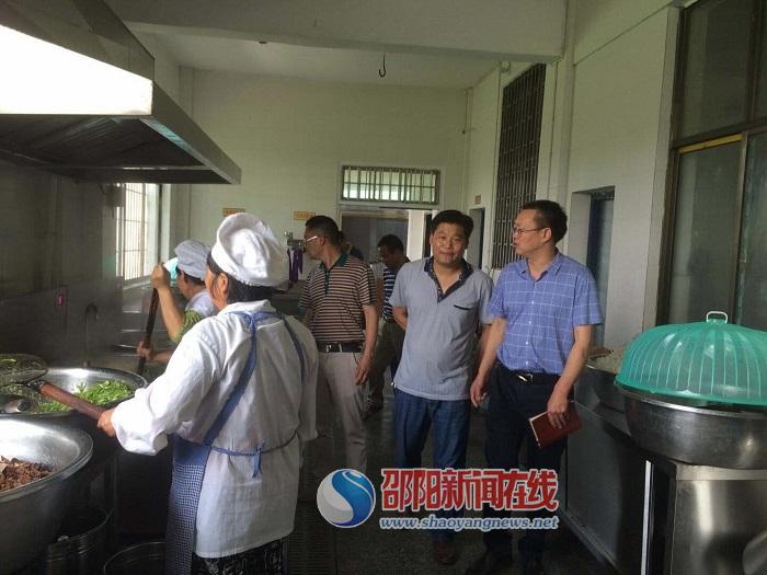 县卫生计生综合执法局到山界回族乡督查校园卫生状况