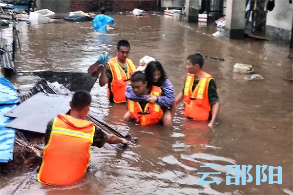 强降雨侵袭邵阳城，他们依然坚守