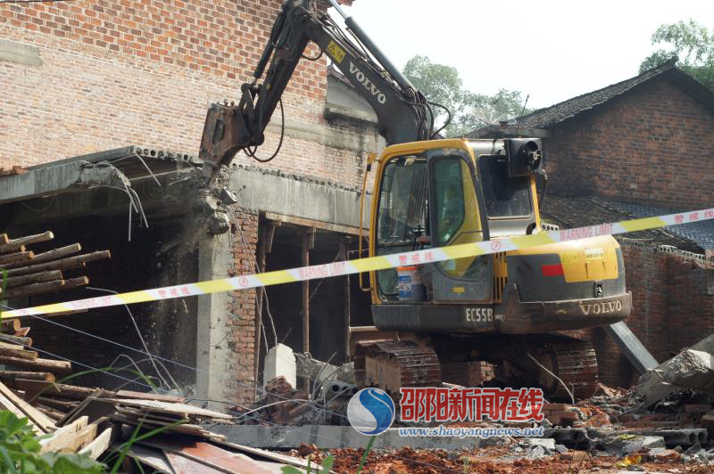 北塔区茶元头街道办事处强力拆除违法偷建抢建的建筑物