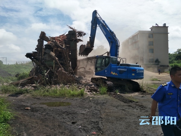 邵阳经开区依法拆除3处非法矿石加工点