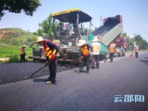 143℃！邵阳修路工人不惧“烤”验，只为让公路更畅通