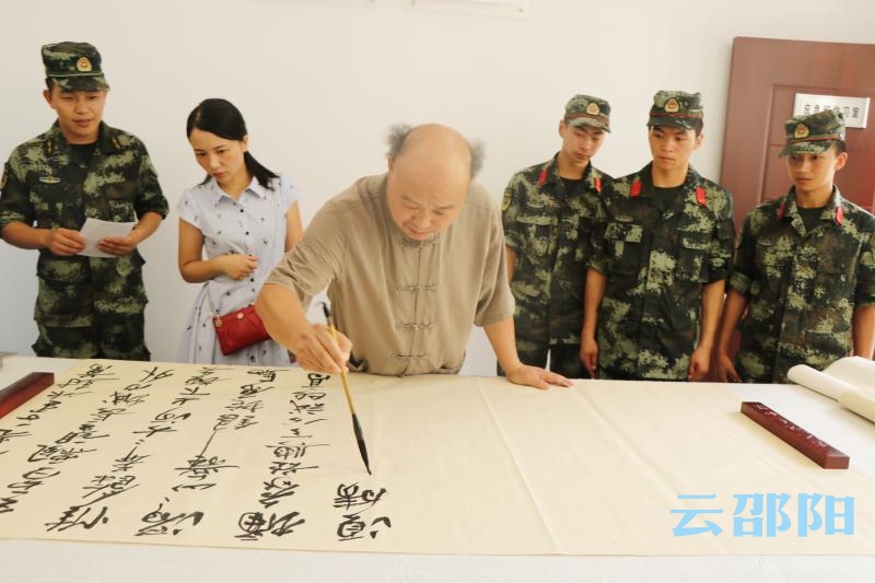 邵阳拍客丨我市艺术名家进军营,墨香见证鱼水情
