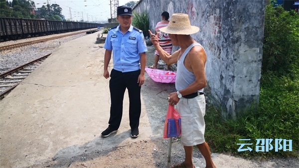 邵阳拍客| 致敬！我们的铁路“守护神”！