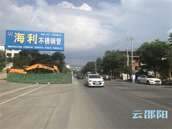 提醒！邵阳司机注意！这条路段一侧封闭施工，一定要小心行驶！