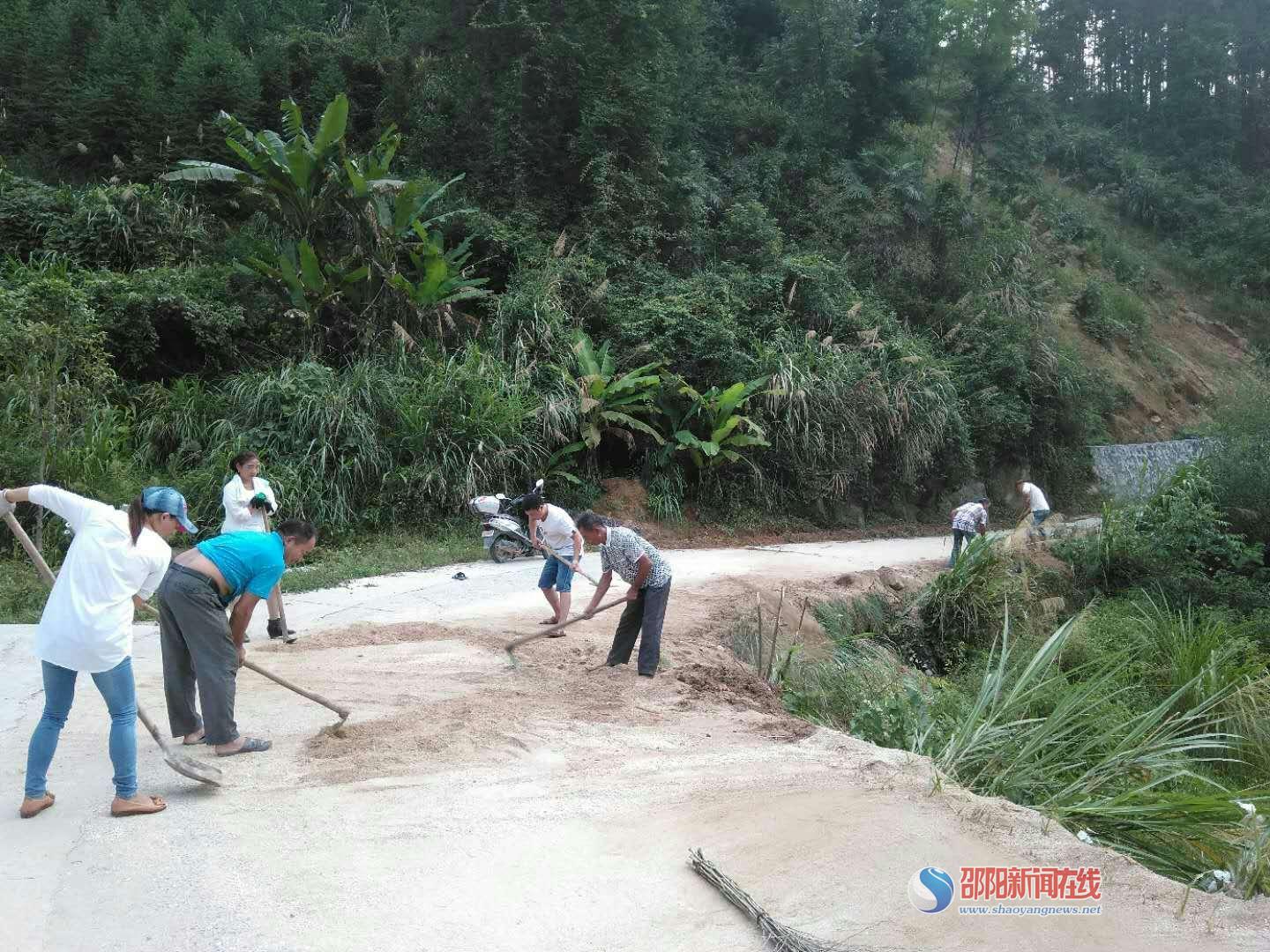 新宁县麻林瑶族乡水尾村主题党日开展义务清扫马路活动
