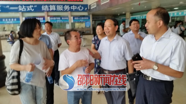 新宁县委副书记、县长谭精益检查指导新宁健康扶贫“一站式”结算工作