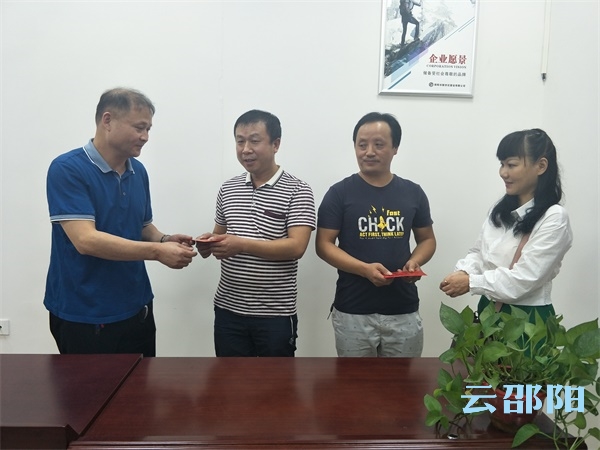 女子一时冲动跳入资江欲轻生，邵阳两“的哥”成功施救！
