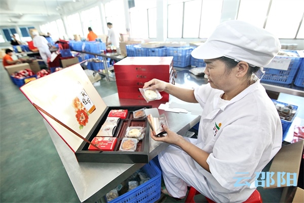 邵阳拍客 | 中秋马上到，邵阳企业车间里月饼加工“忙不赢”