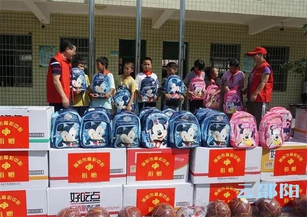 邵阳市福彩中心开展中秋送温暖活动