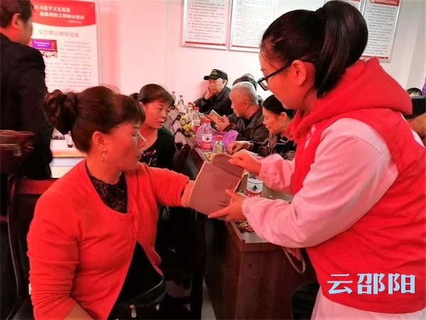 重阳节，志愿者将健康、文艺送到社区老人身边