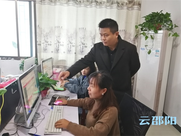邵阳这个企业家免费培训村民学做电商