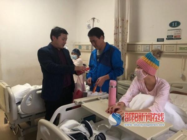 新邵县四中组织爱心捐款救助患病学生