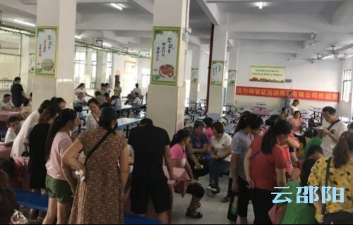 开展就业扶贫，让贫困户在家门口就业