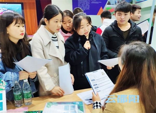 邵阳职院2019届毕业生供需见面会现场火爆