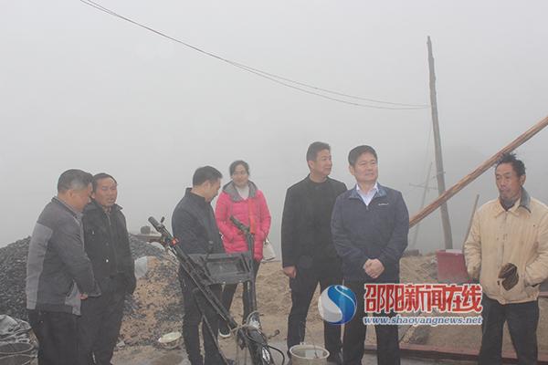 新华水力发电有限公司调研新宁县黄金瑶族乡二联村扶贫工作