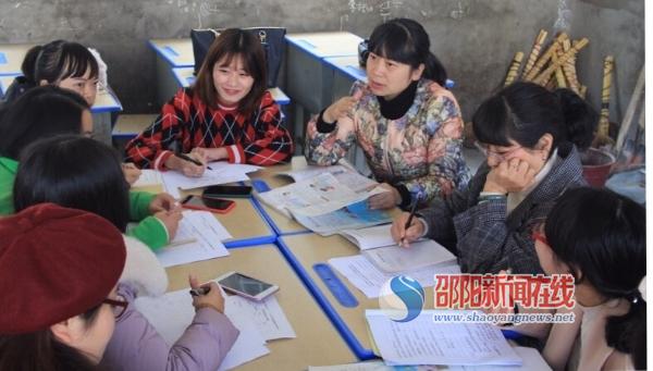 邵东县暖心送培进校园  助力团小提升