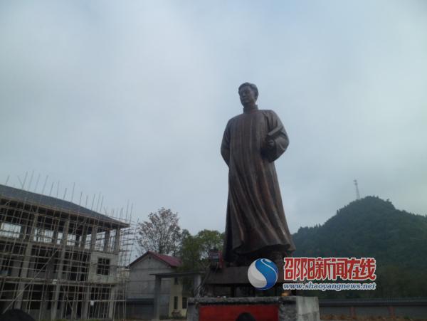 邵阳县树立革命历史人物雕像