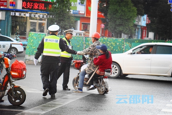 北塔交警融“创文”教育于执法