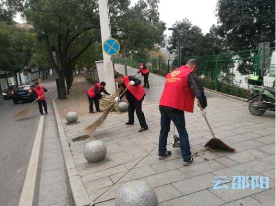 市交通局在城区开展大清扫 向“志愿者日”献礼