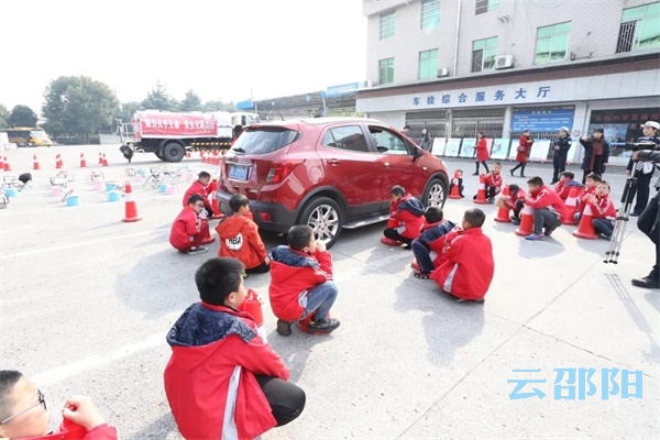 邵阳拍客丨邵阳交警邀请学生们进警营做实验