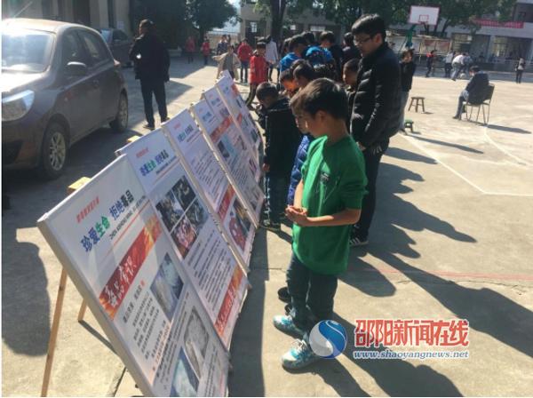 新邵县寸石镇禁毒宣传走进大富学校