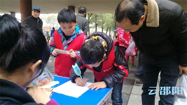 邵阳拍客丨图书漂流活动为邵阳残疾儿童义卖义捐
