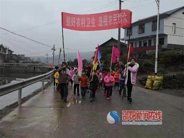 新邵县小塘镇万塘小学师生踊跃参与环保宣传实践活动