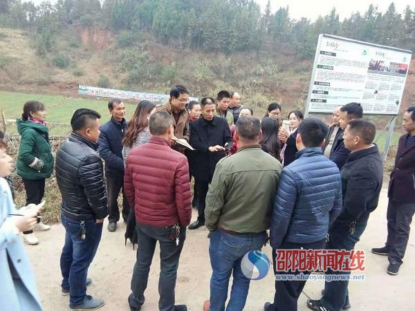 隆回县北山镇人大组织人大代表视察产业扶贫基地