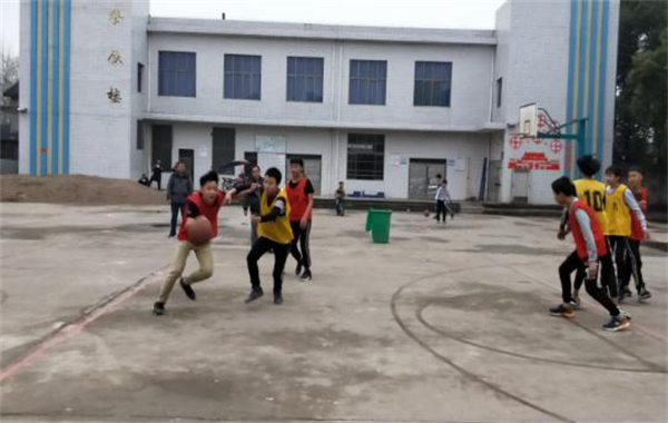 邵阳县金称市镇中学八年级男子篮球赛圆满落幕