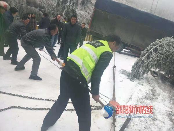 隆回公路人不畏严寒连续奋战 确保司乘人员顺利通行