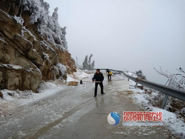 新宁县麻林瑶族乡界富村及时除雪确保村民出行安全