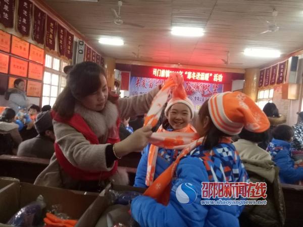 隆回县司门前镇贫困留守儿童领到御寒物资