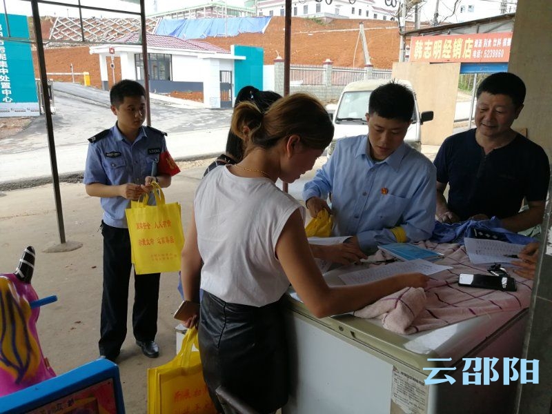 群众给基层法院干部送棉鞋，背后故事太暖心……