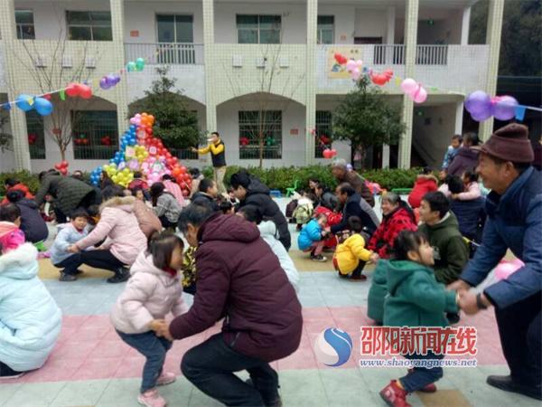 新宁县水庙镇中心幼儿园“庆元旦”亲子运动会