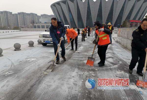 双清区城管全面出动应对雨雪冰冻天气