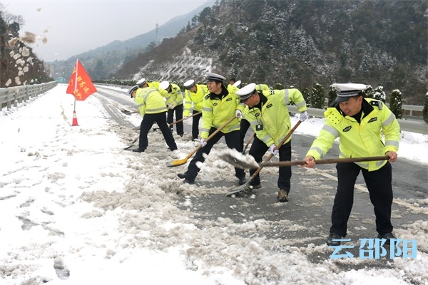 高警局邵阳支队新邵大队铲雪除冰保畅通