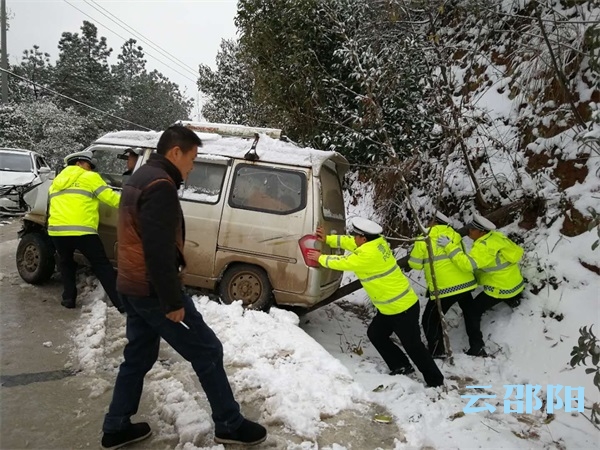 邵阳交警抗雪搏冰保畅通