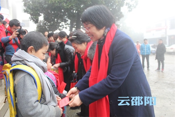 邵阳市女企业家代表情暖黄荆乡困境儿童