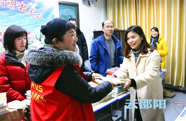 邵阳市500多册捐赠图书温暖孩子们心田