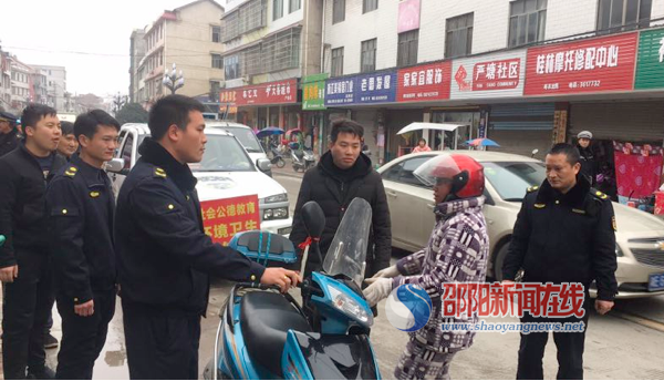 新邵县严塘镇城管交警齐出动保障安全促通畅