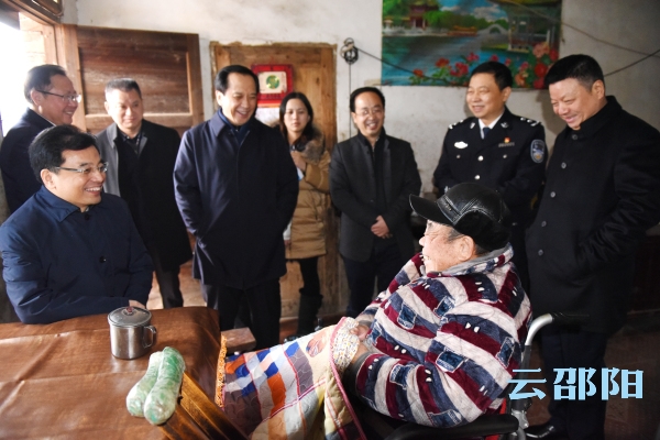 王少峰许显辉在邵走访慰问困难群众