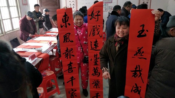 邵阳县金水村：书法家们挥毫泼墨书春联