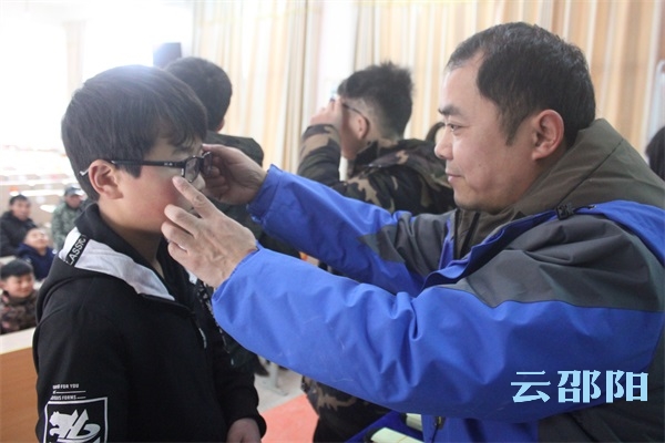 青少年视力健康公益行关爱农村困境儿童