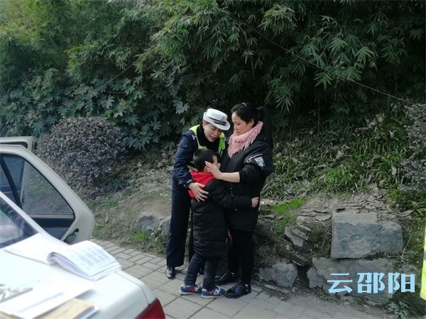 小男孩满脸泪痕惊慌失措地站在路边，还好有他们……