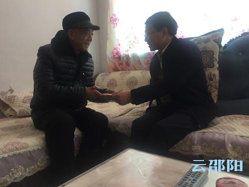 李志雄慰问见义勇为先进分子