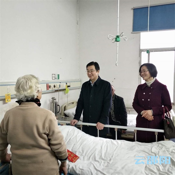 蔡典维看望慰问住院离退休老干部