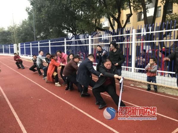 邵阳县长阳铺镇举办拔河比赛为干部凝心聚力