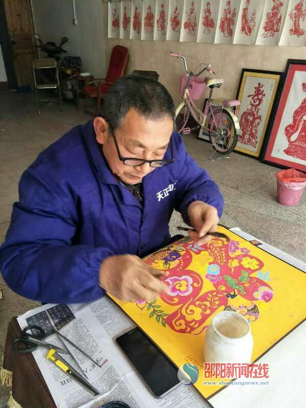 传承剪纸艺术  弘扬民族文化——记洞口高沙镇非物质文化遗产及传承人汪荫柱、汪阳华父女