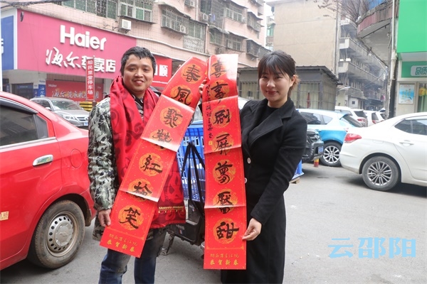 冬日寒风中 “爱心快递员”在城区传递温暖